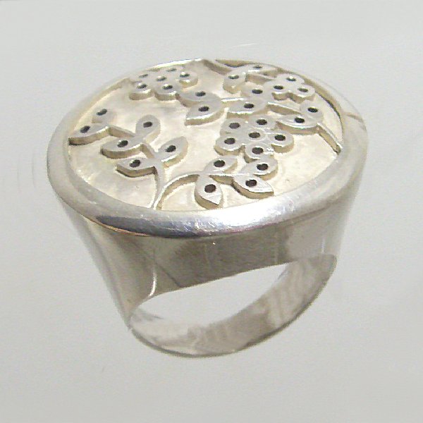 (r1331)Silver ring with plant-like motif.